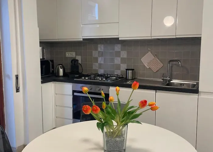 Apartment Dama Maria Elena - 1 Min Walk To Valle Aurelia Metro Rom